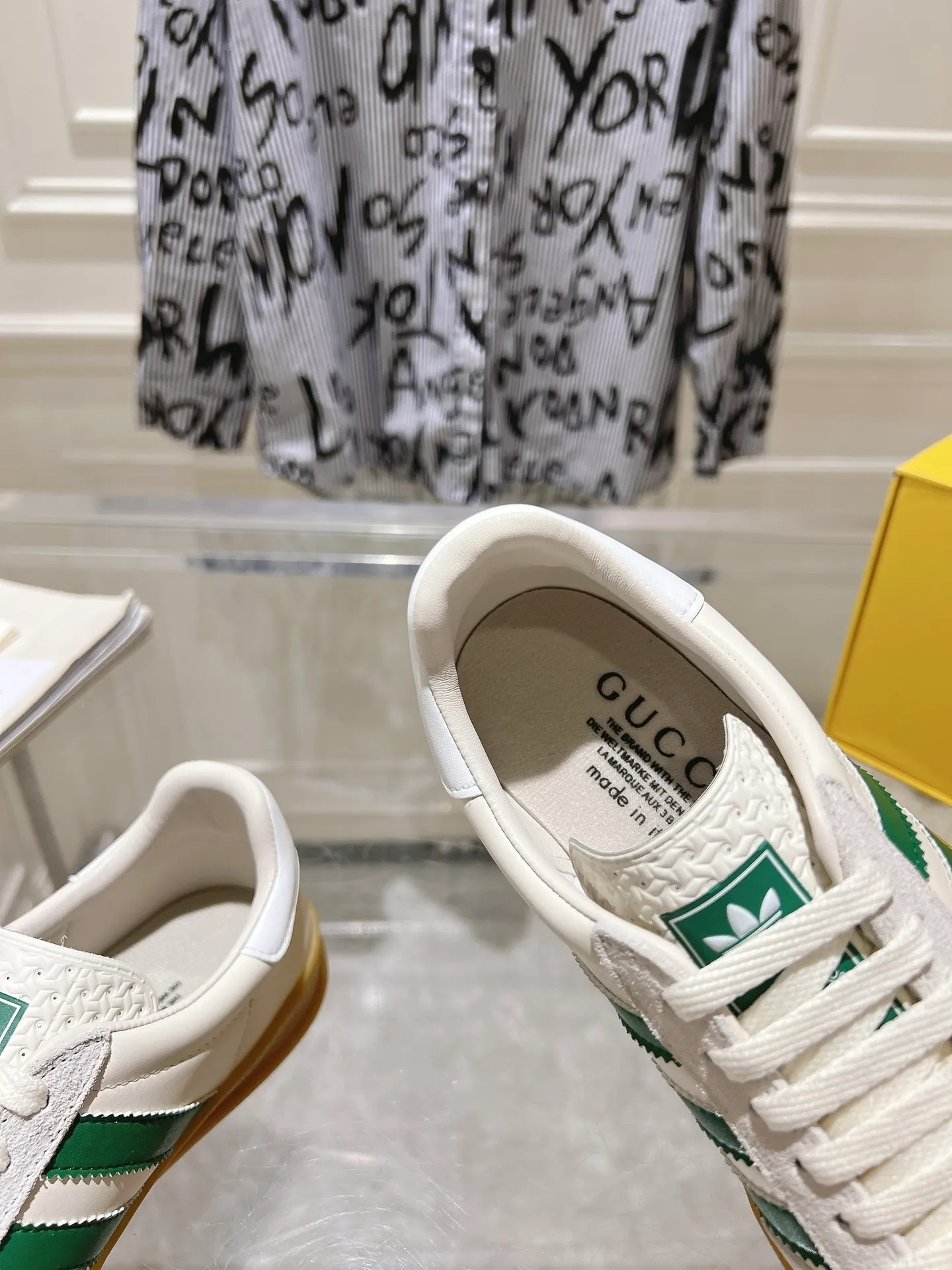 👟👟Ex-factory price 520👟👟Gucci&adidas joint limited edition couple's sneakers. A super nice joint casual sneaker with rich and bold colors! It showed everyone a completely different charm from the past! Combining retro style and youthful sports style to create a new aesthetic! Vitality yet stylish at the same time! ! Upper - made of cowhide, cowhide, cloth. Lining - sheepskin lining for foot pads. Sole - original open-molded beef tendon non-slip and wear-resistant outsole. Size: 35-47 (couple style)